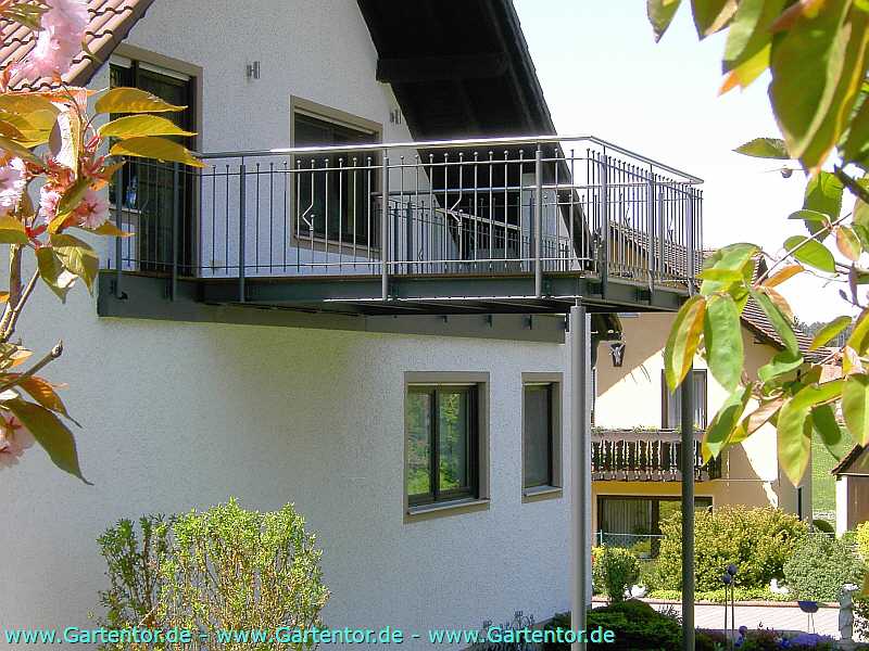 Balkonanlage mit Zierstabgel&auml;nder und St&uuml;tzen