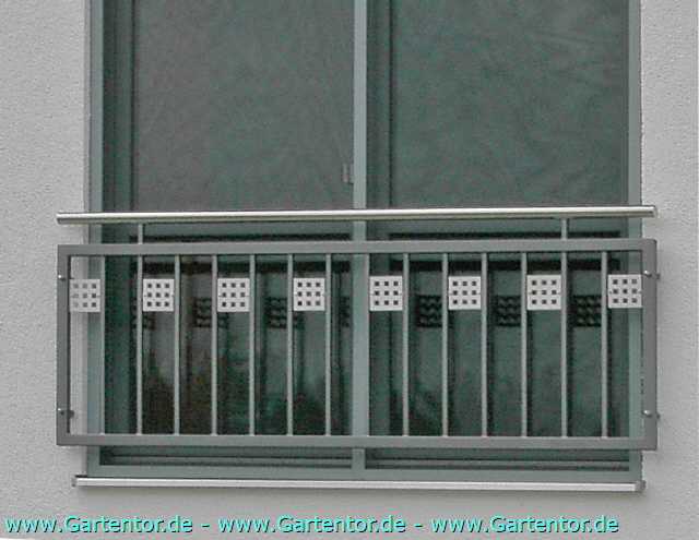 Fenstergitter mit Lochblecheinsatz