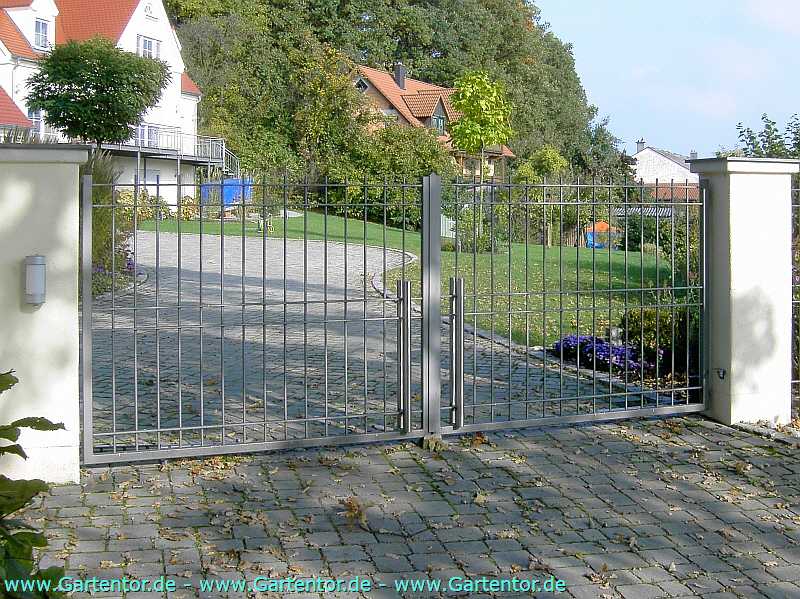 Hoftoranlage mit Edelstahlstangengriffe