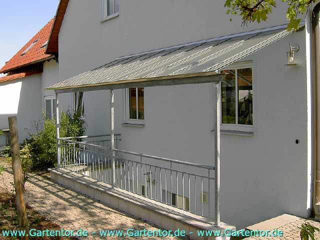 Kellereingangs&uuml;berdachung mit Gel&auml;nder