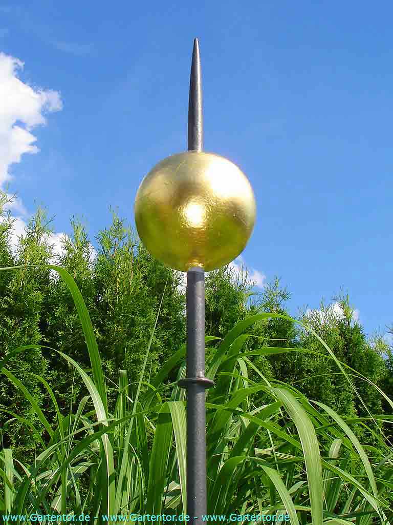 Rosenstab mit vergoldeter Kugel