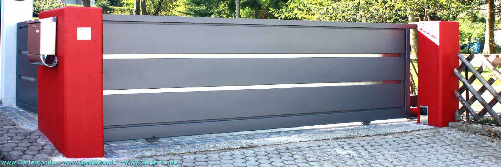 Schiebetor N&uuml;rnberg  mit Edelstahlstreifen und  roten Betonpfosten