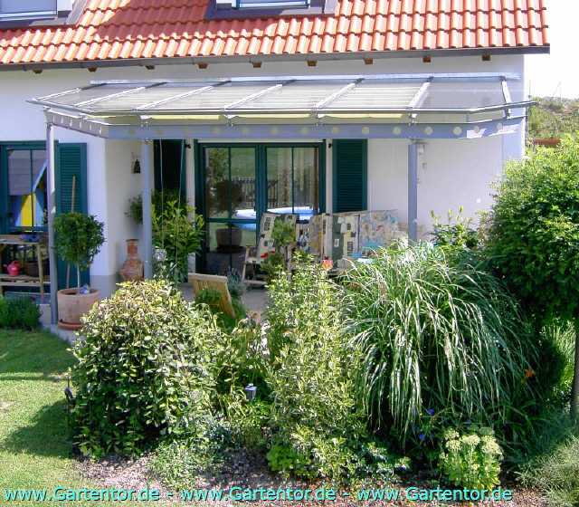 Terrassen&uuml;berdachung mit verstellbarem Sonnenschut